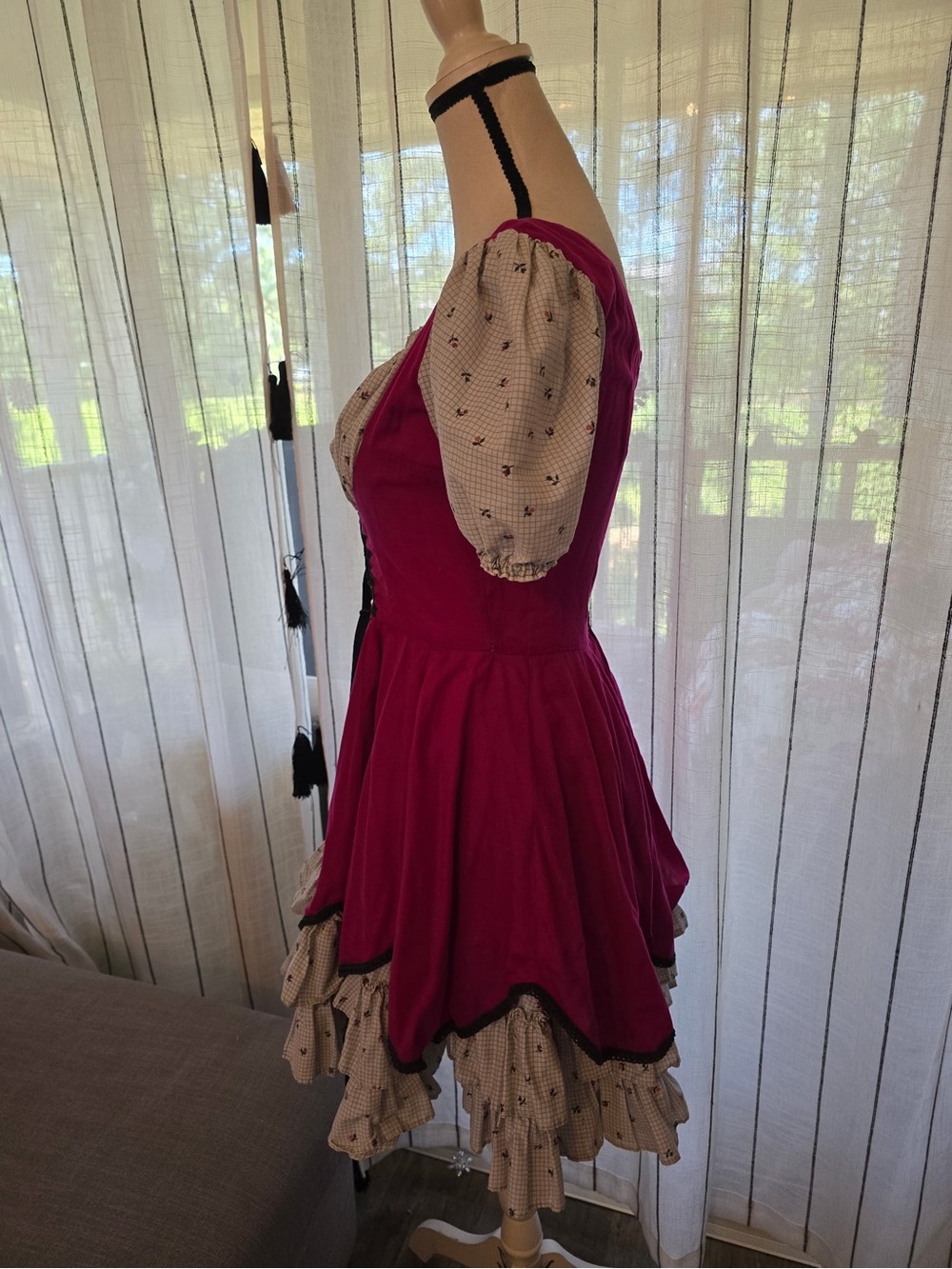 Vintage inspired Raspberry Lace-Up Midi Dress with Puff Sleeves Cosplay - Picture 2 of 8
